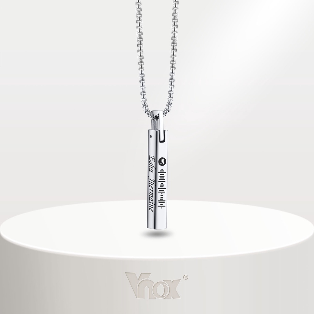 Vnox สร้อยคอสเตนเลส จี้รูปลูกบาศก์ 3D แกะสลักข้อความ แนวตั้ง ของขวัญวันเกิด