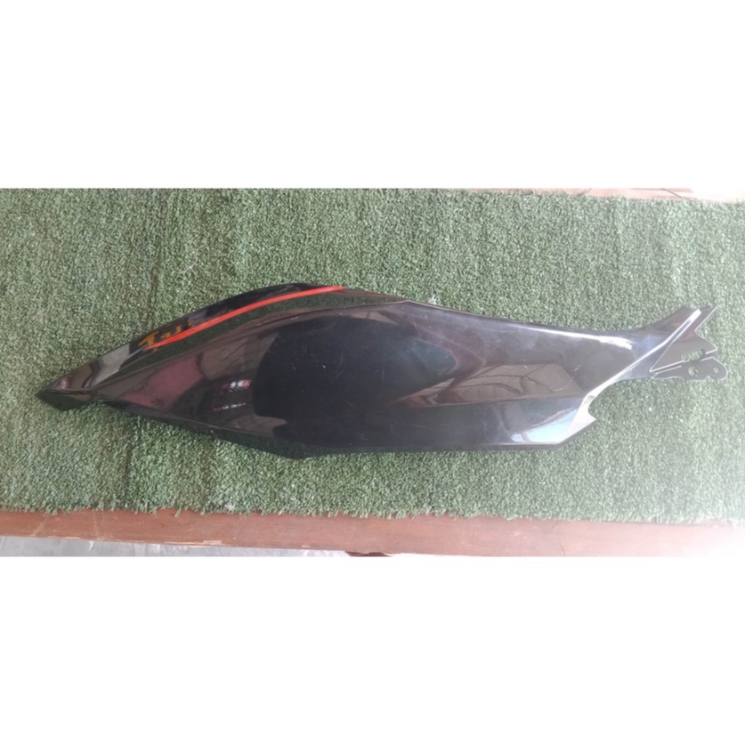 เปลือกท้ายใต้เบาะขวา คาวาซากินินจา 400 - 36041-0038-H8 สีดำ สินค้ามือ1มีตำหนิสี นำไปใช้หรือเป็นเปลือ