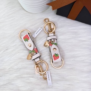 พวงกุญแจ ‼️ Trigger Snap Bag Charm With Strawberry Print (COACH CB613) สีขาว ลายสตรอเบอรี่