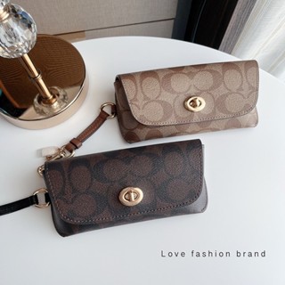 👑ผ่อน0%~แท้100%👑 กระเป๋าใส่แว่น Coach Sunglass Case In Signature Canvas 73639