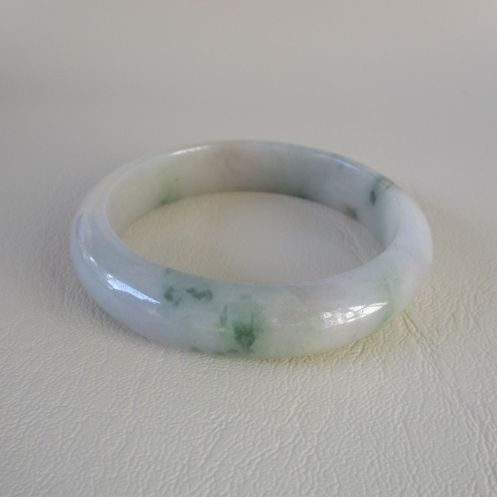กำไลหยกพม่าJadeiteขนาดวงใน59.4mmกว้าง13.9mmสีขาวน้ำนมติดสีเขียวผักชีสวยงามสวมใส่ได้ทุกเพศ