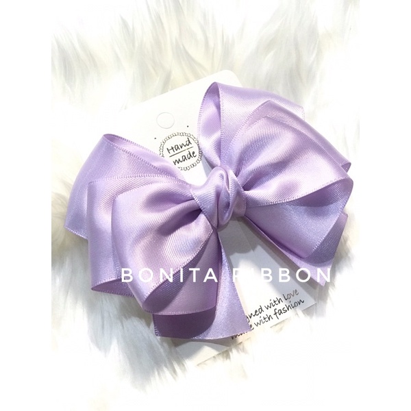 [ พรีออเดอร์ ] โบว์ติดผมผ้าซาตินสีม่วงอ่อน Light Orchid 3 ชั้น ไล่ระดับอย่างสวยงาม สีม่วงอ่อนน่ารัก