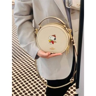 💥กระเป๋าสะพายสีขาว ครีม ลายน่ารัก มาใหม่นะคะ NEW Coach X Peanuts Canteen Crossbody With Snoopy Cuddle Motif