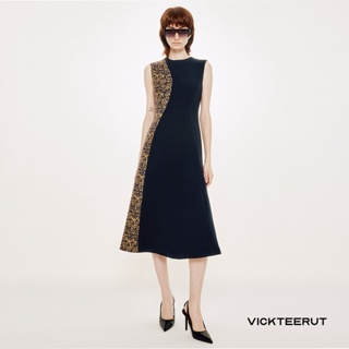 VICKTEERUT Re-Edition Sleeveless Flared Dress เดรสแขนกุด ทรงบาน ตัดต่อลาย