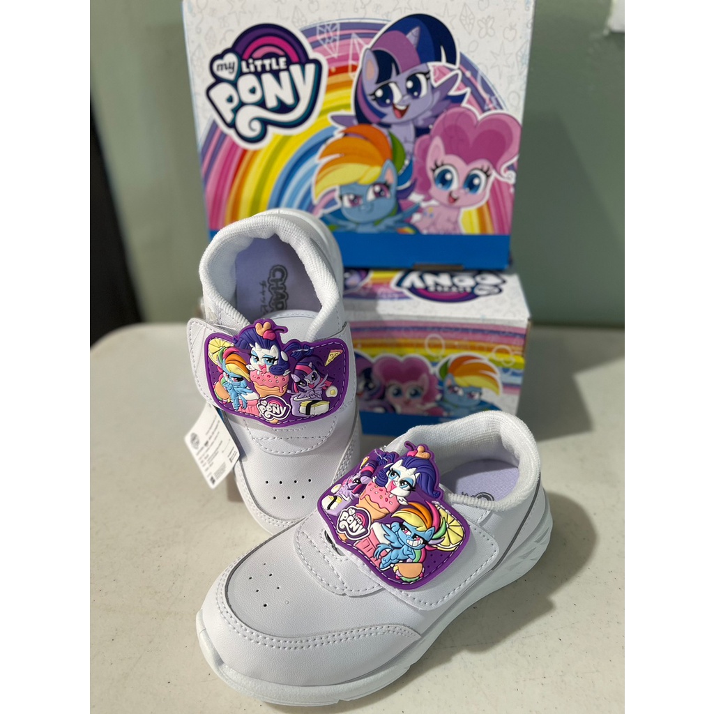 รองเท้านักเรียน อนุบาล หญิง ม้าโพนี่ Pony แบบกดล๊อคและสีขาวCHAPPY