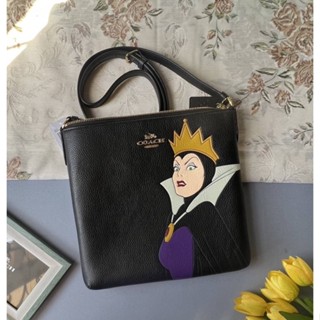 สะพายหายาก Disney X Coach Rowan File Bag With Evil Queen Motif รบกวนถามก่อนสั่งนะคะบางทีหมดค่ะ