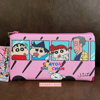 กระเป๋า Crayon Shinchan Pen Pouch ลายรถโรงเรียนสีชมพู ใส่เครื่องเขียนได้ ขนาด 10.5 x 19 ซม. ทำจาก PVC