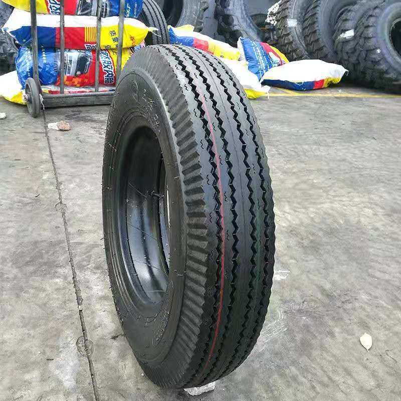 ยางรถบรรทุกเบา 600-13 14 650/700/750/825-15 16 R15 R16 Tyre of Steel Wire-Car Tyres