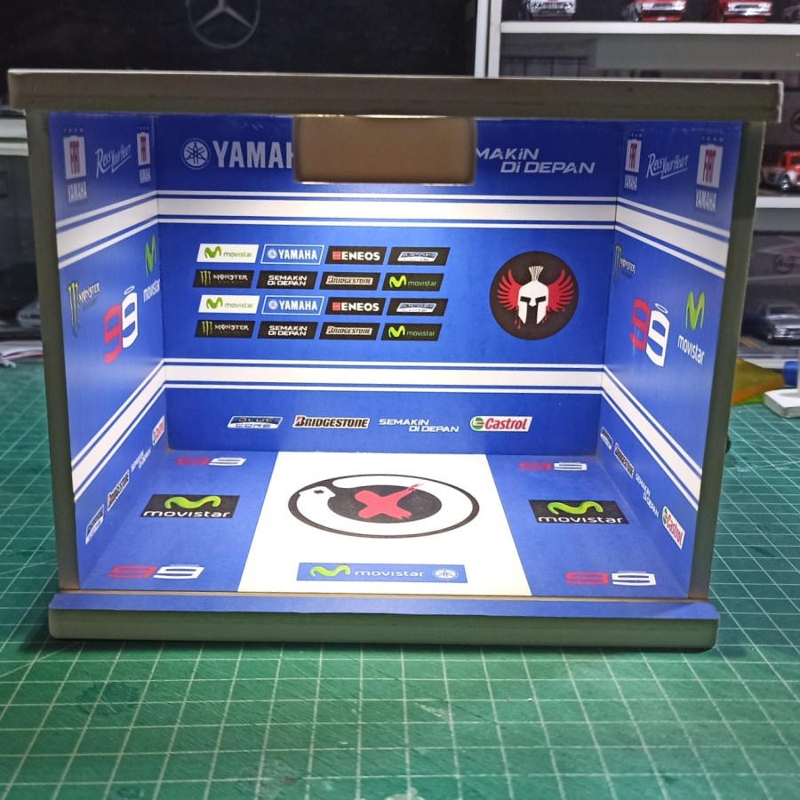 GARAGE/PADDOCK DIORAMA Diecast 1/18 Yamaha Lorenzo 99