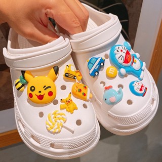 ดอกไม้น่ารัก โดราเอมอน Jibits Crocs ชุดหมีสีน้ําตาล อะนิเมะ Jibitz Charm สตรอเบอร์รี่ รถ Croc Jibbits โซ่ สําหรับเด็ก อุปกรณ์เสริมรองเท้า จี้รองเท้า หมุดตกแต่ง