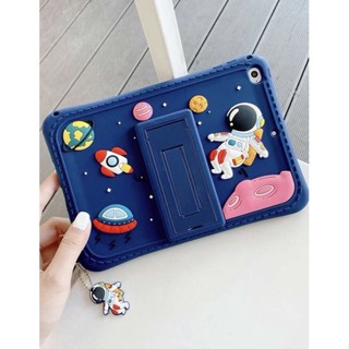 เคสไอเเพดซิลิโคนน้ำเงินอวกาศตั้งได้+แถมสายห้อย (Case ipad) เคสแท็ปเเล็ต เคสนักบินอวกาศ เคสดาวเคราะห์ เคสดาว เคสดวงจันทร์