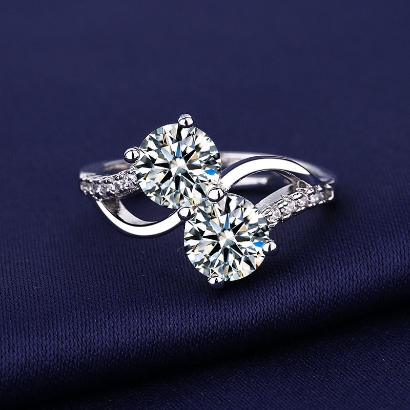 Petchara Jewelry แหวนเพชรโมอีสผู้หญิง 1 กะรัต น้ำ 100-98 เงินแท้ 92.5% D-VVS1 : D2032