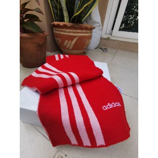 ผ้าพันคอAdidasสีแดงสดใส มือสองสภาพดีไม่มีตำหนิ