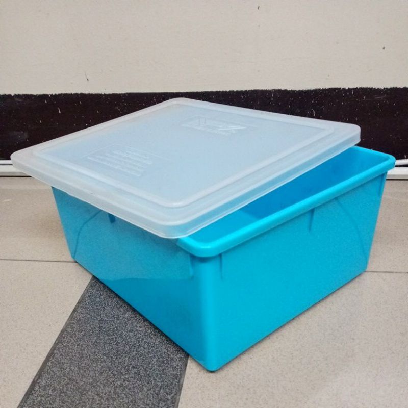 กล่องใส่ของ มีฝาปิด มีรูระบายอากาศ สีฟ้า ขนาดวัดนอก 22x19.5 cm. สูง 10 cm.