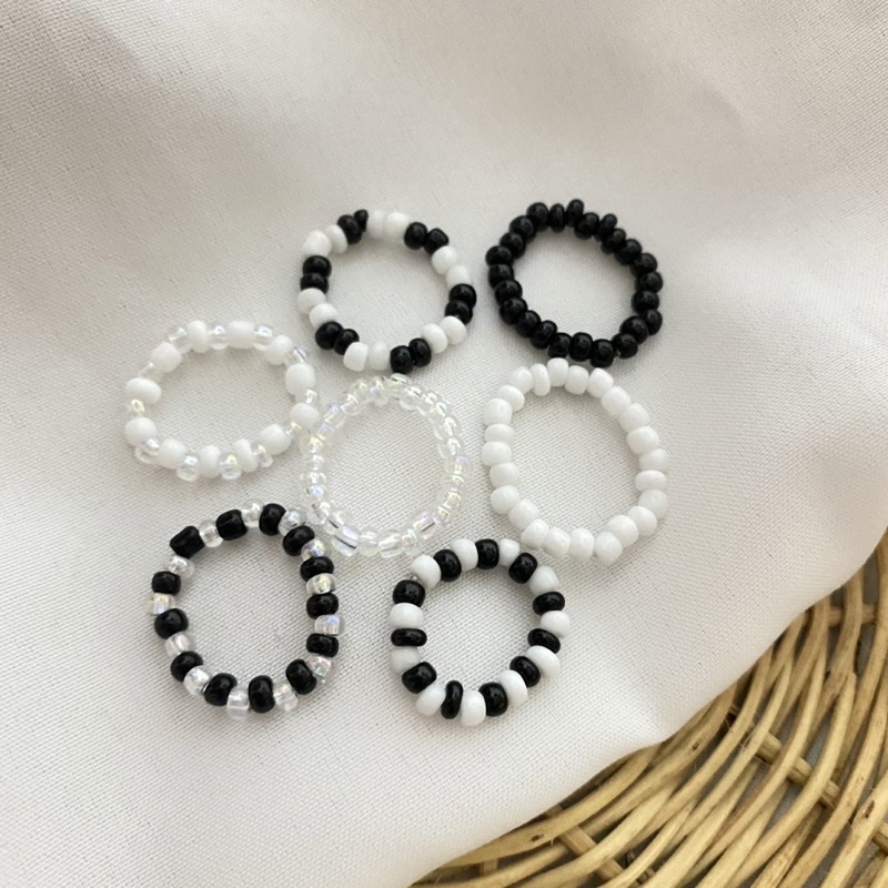 พร้อมส่ง แหวนลูกปัดโทนขาวดำ