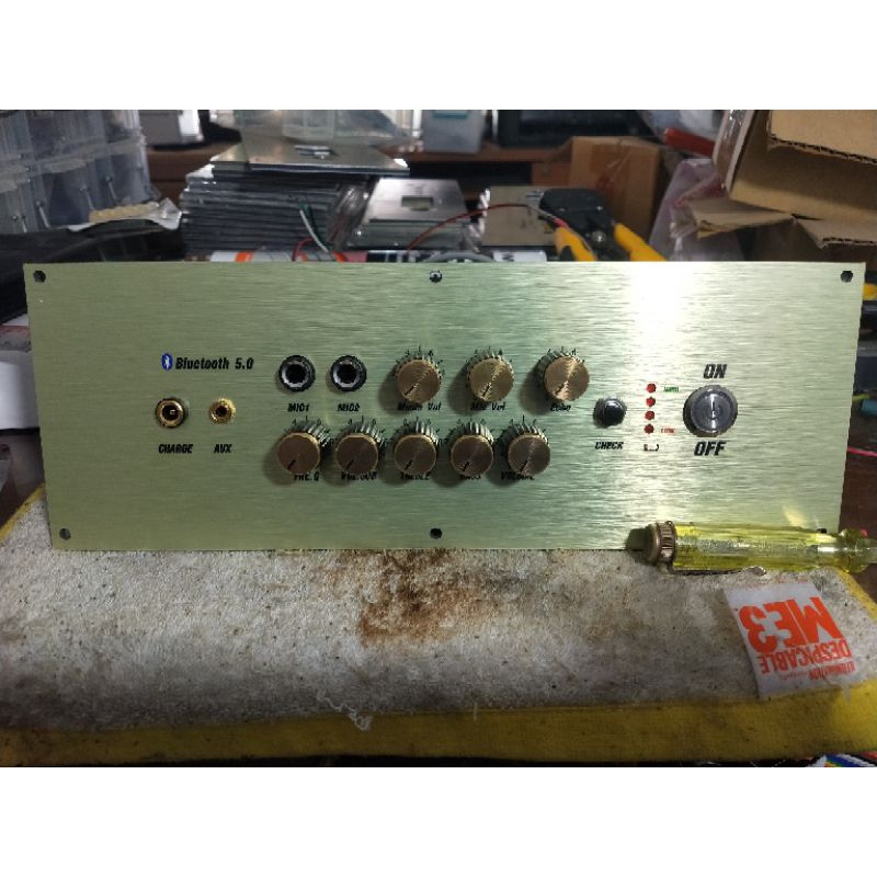 เพลทคาราโอเกะสีทองพร้อมต่ออุปกรณ์ และเดินระบบแอมป์tb21 และแอมป์ไมค์ พร้อมใช้งานแบบในภาพ