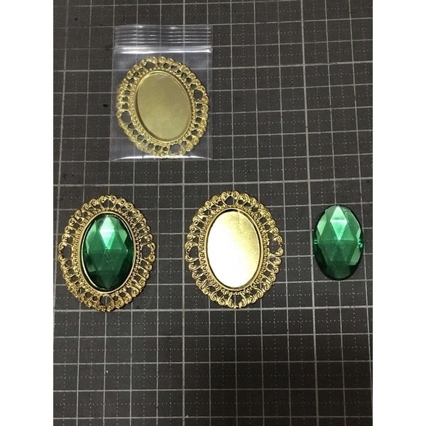 KHMรหัส666B แผ่นโลหะฉลุสีทองสีเงินฐานขนาด3.9*4.7 ซม.(ติดพลอยขนาด 2*3ซม.)2ชิ้นราคา24บาท