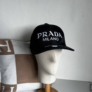 หมวก PRADA  CAP มาเเล้วงานสวยมากมาพร้อมกล่องครบ ถ่ายสดจากสินค้าจริง100%  งานออริเทียบแท้
