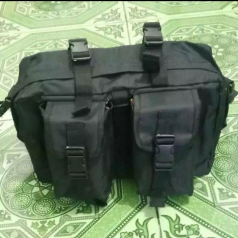 กระเป๋าสะพายสีดํา รุ่น QUOTATION