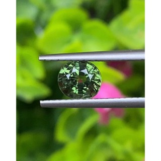 พลอย เขียวส่อง (Yellowish Green Sapphire) 1.11 กะรัต (Cts.) ดิบ Unheated พลอยแท้ อัญมณีมงคลประจําวันเกิด เครื่องประดับพล