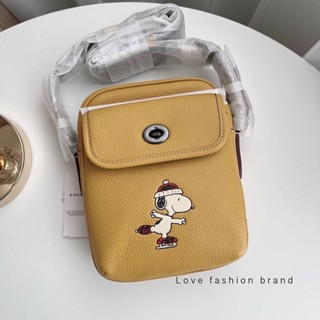 👑ผ่อน0%~แท้100%👑 กระเป๋าสะพาย Coach CE613 Coach X Peanuts Heritage Crossbody With Snoopy Motif