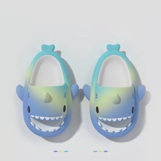 GFShop มาใหม่แนะนำ🛒 รองเท้าแตะแฟชั่น รองเท้าแตะปลาฉลามสีพาทเ…