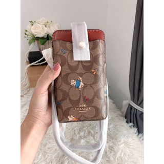 🥳🎄กระเป๋าสะพายใส่โทรศัพท์รุ่นมาใหม่คร้าCoach Phone Crossbody In Signature Canvas With Cat Mittens Print