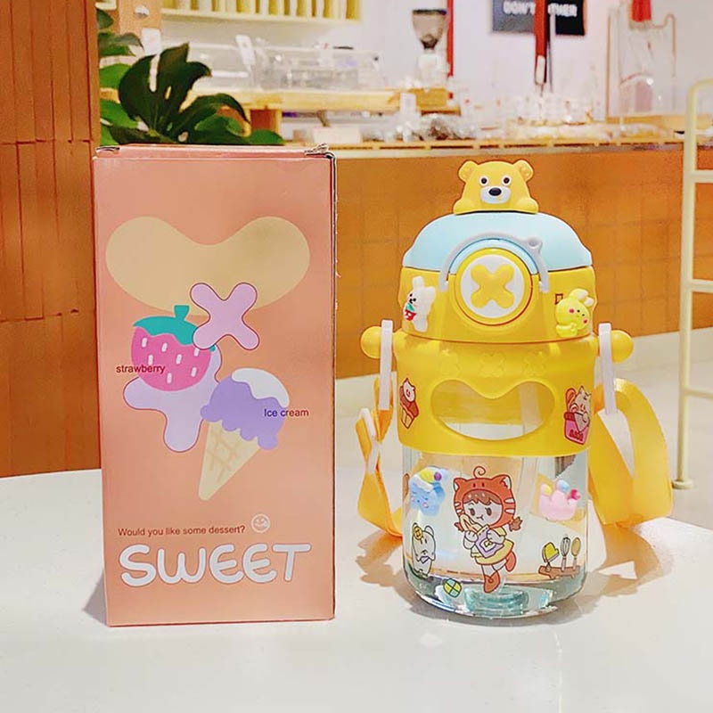 * พร้อมส่ง * ขวดน้ำสำหรับเด็กแบบใส ขวดน้ำขนาด 680 ml ขวดน้ำสำหรับพกพา แถมฟรีสติ๊กเกอร์ 3D สุดน่ารัก พร้อมสายคล้องมือ