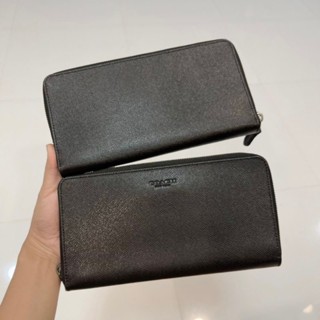 กระเป๋าสตางค์ใบยาว สีดำล้วน มีซิป- ดำล้วน ใบใหญ่ มี 5 ใบ

COACH Mens Black Crossgrain Leather Travel Wallet 66863