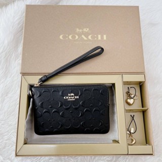 ❤️💙คล้องมือ NEW COACH SET (พร้อมส่ง)Box set s zip 4*6 นิ้วสีขาวซีนูน มาพร้อมพวงกุญแจเล็ก 2 อัน น่ารักมากๆค่ะ