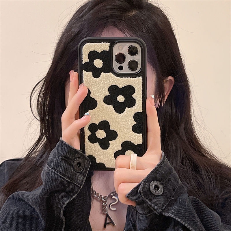 ตุ ๊ กตาเย ็ บปักถักร ้ อยดอกไม ้ สีดําเคสโทรศัพท ์ เหมาะสําหรับ iPhone 15 14 13 12 11 Pro Max X XR XS iPhone13 กรณี