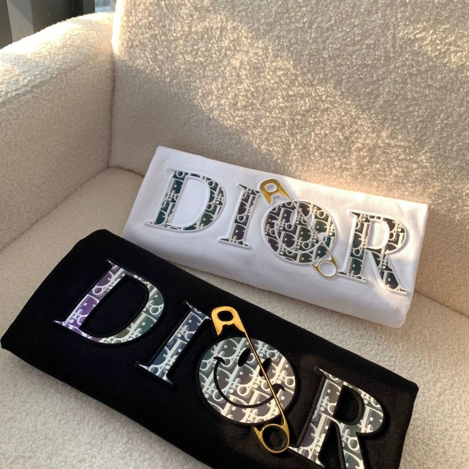 【ใหม่】เสื้อแขนสั้นลําลอง พิมพ์ลายตัวอักษร DR ทรงหลวม แฟชั่นสําหรับผู้ชาย 2022