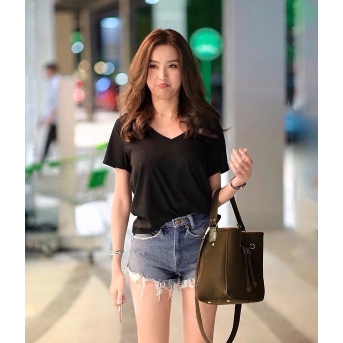 เสื้อยืดคอวีใหญ่ แฟชั่นผู้หญิง