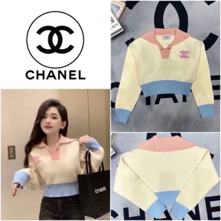 เสื้อไหมพรม Chanel คอปกสีครีมปกชมพูแต่งโลโก้แบรนด์