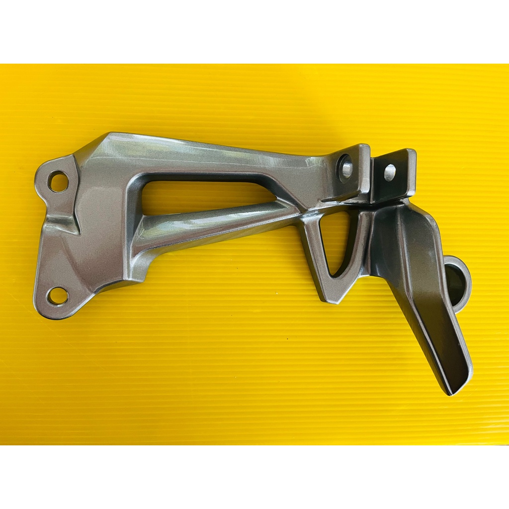 สเตย์พักเท้า spark nano (ขวา) สีเทา แท้ YAMAHA 3S4-F7462-00