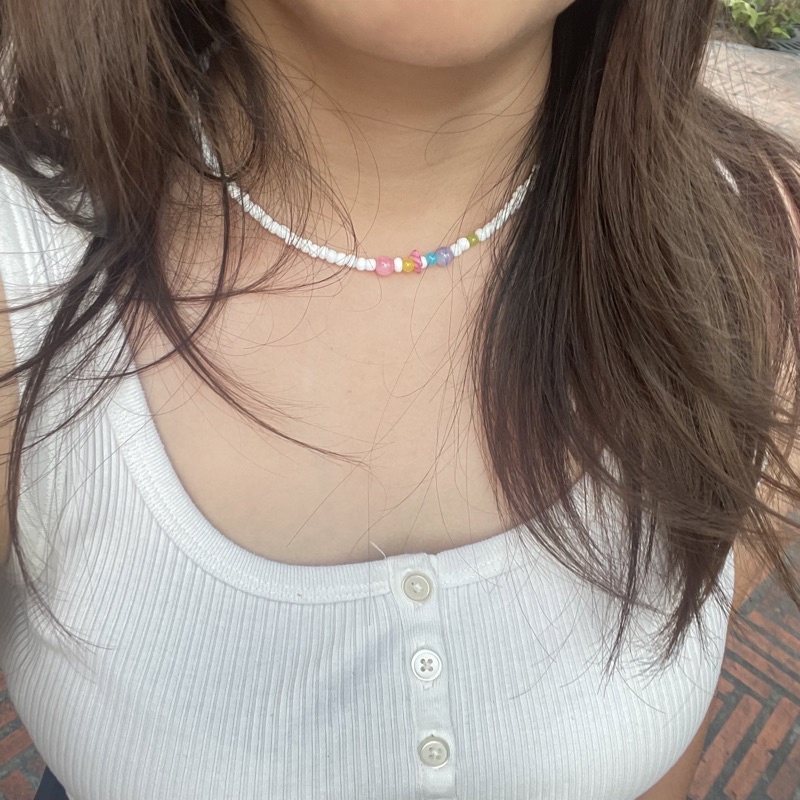 Piing me Necklace | สร้อยคอลูกปัดเม็ดทรายสีขาว (4 mm) ตกแต่งลูกปัดหินและเปลือกหอยสีสันสดใส