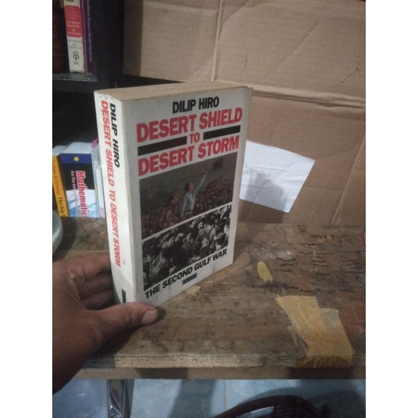 หนังสือนําเข้า DESERT SHIELD TO DESERT STORM โดย Diip Hiro