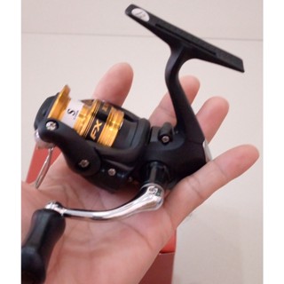 รอกตกปลา Shimano รุ่น  FX  มีให้เลือก เบอร์ 1000 มีใบรับประกันบริษัท มอคโกลี่  จำกัด