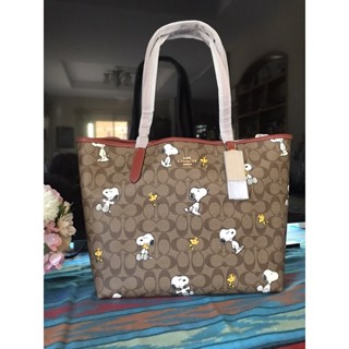 พร้อมส่ง แท้💯🇺🇸COACH X PEANUTS CITY TOTE IN SIGNATURE CANVAS WITH SNOOPY WOODSTOCK PRINT (CF166)