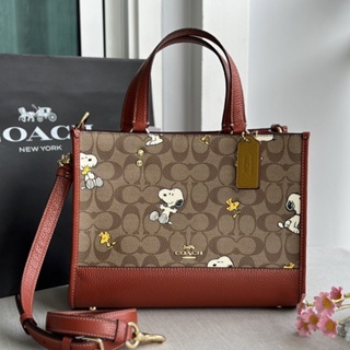 🎀(สด-ผ่อน) กระเป๋า 11.5 นิ้ว CE862 COACH x PEANUTS DEMPSEY CARRYALL IN SIGNATURE CANVAS WITH SNOOPY WOODSTOCK PRINT