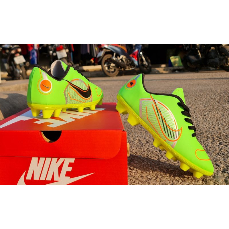 รองเท้าเตะบอลรองเท้าสตั๊ดของเด็กราคาถูก คู่ละ 309 บาทใส่สบายนิ่มเบาดีแข็งแรงรับประกันสินค้าตรงปก