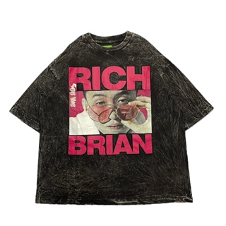 Mcf จัดหา CO. เสื้อยืด พิมพ์ลาย "RICH Brian" ขนาดใหญ่