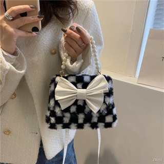 Hot spot🎀Checkerboard Messenger กระเป๋าใบเล็กผู้หญิง 2022 ใหม่ไหล่เดียวขนขนกระเป๋าอเนกประสงค์กุทัณฑ์กระเป๋าสี่เหลี่ยมเล