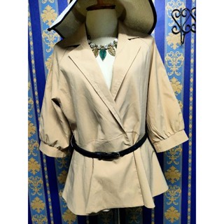 เสื้อสีครีม แขน3ส่วน กระดุมแป๊กด้านหน้า ทรงเบลเซอร์ ระบายชาย สีครีม Newtrend 121-180 อกถึง38 ยาว25