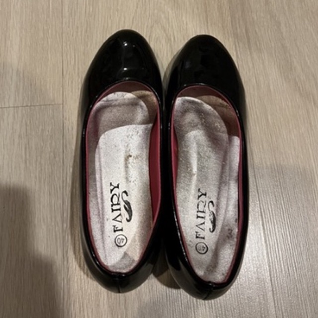 รองเท้าส้นตึกสีดำ เบอร์ 40 มือสอง 100 บาทเท่านั้น!!