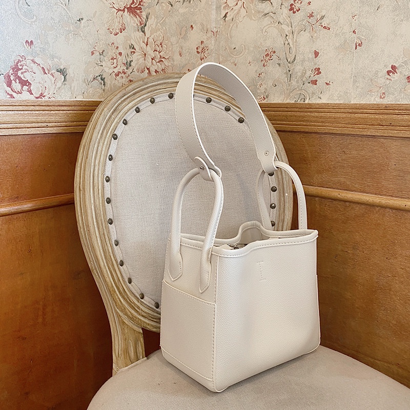 พร้อมส่ง✨กระเป๋าทรงถังสะพายข้าง ความจุสูง หนังพียูหนาขึ้น กันน้ำ สายสะพายไหล่ถอดออกได้ ได้รับทั้งหมด 2 รายการ