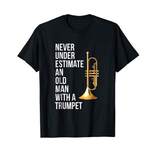 เสื้อยืด พิมพ์ลาย Never Underestimate An Old Man With A Trumpet สไตล์สปอร์ต สําหรับผู้ชาย