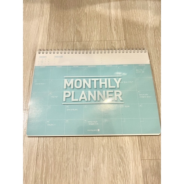 สมุด Monthly Planner Morning Glory แบบวางบนโต๊ะ กระดาษแข็ง ริมลวด ปกหน้ามีแผ่นพลาสติค มีตารางกราฟ ขน