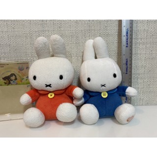 ตุ๊กตาMiffy งานวินเทจ ของแท้ แต่ป้ายจางทั้งคุ่ค่ะ ตัวน้ำเงินมีเครื่องที่เท้า แต่ไม่ได้แกะดูนะคะ ถ่านหมดค่ะ ขายคู่ค่ะ