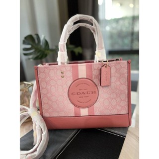 ใบใหญ่ สีชมพูน่ารักมากก ใส่ของได้เยอะเลยคร้า 
💓💗NEW COACH  DEMPSEY CARRYALL IN SIGNATURE JACQUARD WITH STRIPE AND COACH